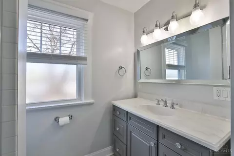 Bath - 4136 Maple Dr, Cincinnati, OH 45209 photo 1 of 3