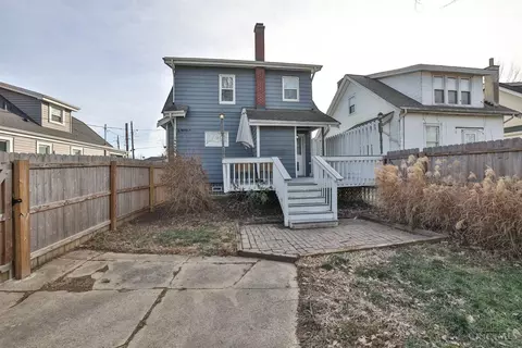 Exterior - 4136 Maple Dr, Cincinnati, OH 45209 photo 7 of 9