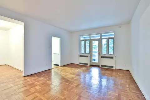 Living - 2376 Madison Rd, Cincinnati, OH 45208 photo 3 of 4