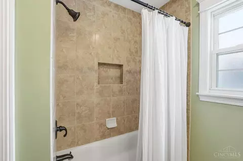 Bath - 3935 Eileen Dr, Cincinnati, OH 45209 photo 7 of 8
