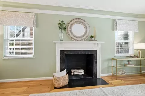 Living - 3935 Eileen Dr, Cincinnati, OH 45209 photo 4 of 5