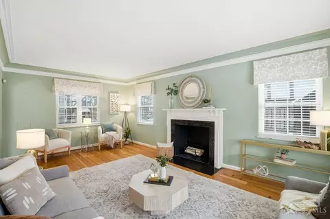 Living - 3935 Eileen Dr, Cincinnati, OH 45209 photo 2 of 5