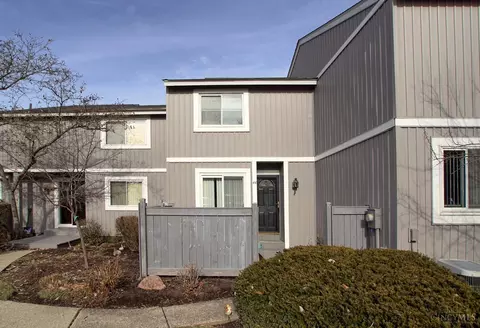 44 Twin Lakes Dr, Fairfield, OH 45014