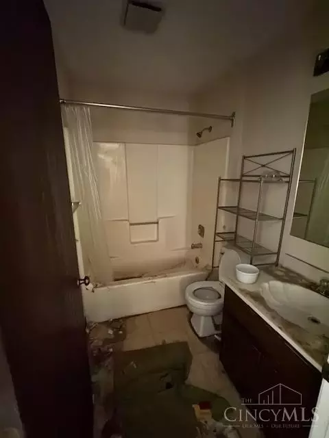 Bath - 1948 Chaucer Dr, Cincinnati, OH 45237 photo 1 of 1