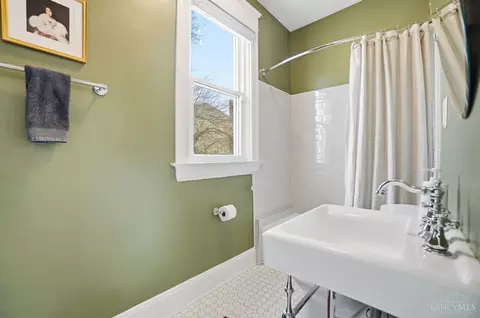 Bath - 3414 Monteith Ave, Cincinnati, OH 45208 photo 1 of 10