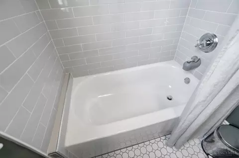 Bath - 3414 Monteith Ave, Cincinnati, OH 45208 photo 6 of 10