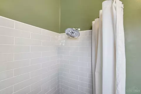 Bath - 3414 Monteith Ave, Cincinnati, OH 45208 photo 5 of 10