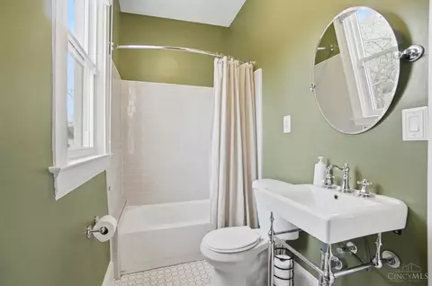 Bath - 3414 Monteith Ave, Cincinnati, OH 45208 photo 3 of 10