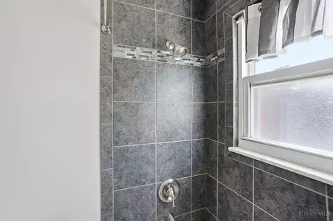 Bath - 4152 Larchview Dr, Cincinnati, OH 45236 photo 7 of 10