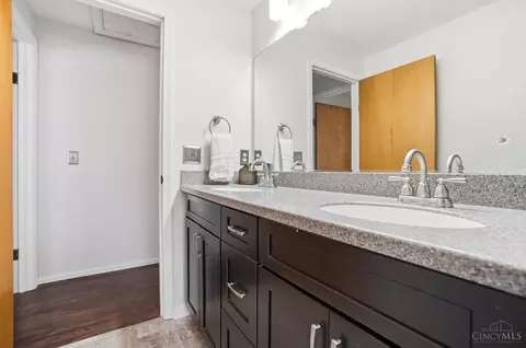 Bath - 4152 Larchview Dr, Cincinnati, OH 45236 photo 4 of 10