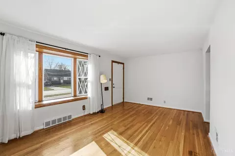Living - 4152 Larchview Dr, Cincinnati, OH 45236 photo 2 of 8