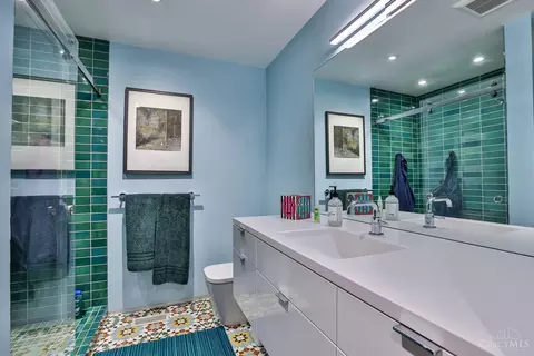 Bath - 6 Corbin Dr, Cincinnati, OH 45208 photo 5 of 9