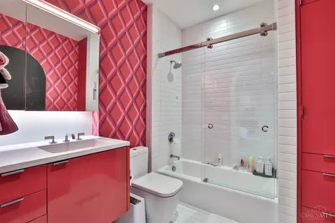 Bath - 6 Corbin Dr, Cincinnati, OH 45208 photo 6 of 9