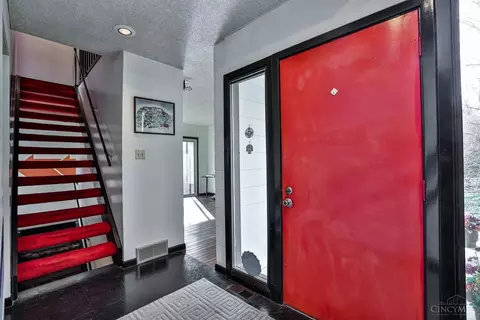 Entry Way - 8288 Bridle Rd, Cincinnati, OH 45244 photo 2 of 5