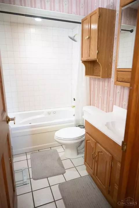 Bath - 3 Brater Ct, Hamilton, OH 45013 photo 3 of 3