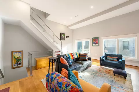 Living - 305 Seitz St, Cincinnati, OH 45202 photo 3 of 4