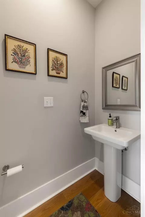 Bath - 305 Seitz St, Cincinnati, OH 45202 photo 1 of 6