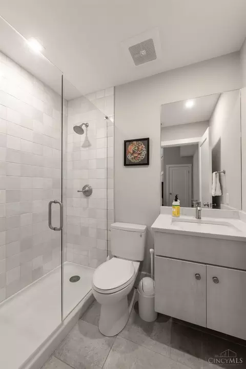 Bath - 305 Seitz St, Cincinnati, OH 45202 photo 6 of 6