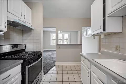 Kitchen - 3280 Jefferson Ave, Cincinnati, OH 45220 photo 5 of 6