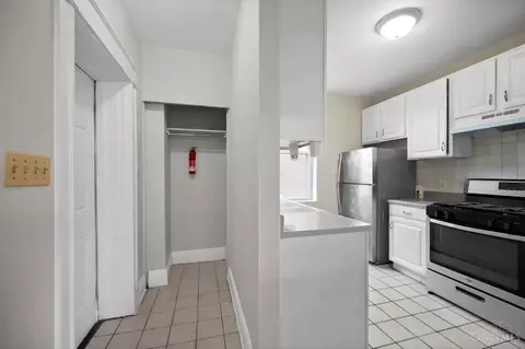 Entry Way - 3280 Jefferson Ave, Cincinnati, OH 45220 photo 6 of 6