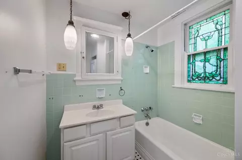 Bath - 3280 Jefferson Ave, Cincinnati, OH 45220 photo 1 of 5