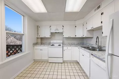 Kitchen - 3280 Jefferson Ave, Cincinnati, OH 45220 photo 1 of 6