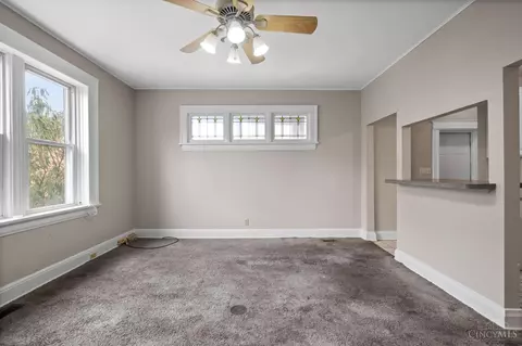 Living - 3280 Jefferson Ave, Cincinnati, OH 45220 photo 7 of 9