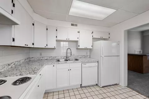 Kitchen - 3280 Jefferson Ave, Cincinnati, OH 45220 photo 3 of 6