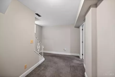 Entry Way - 3280 Jefferson Ave, Cincinnati, OH 45220 photo 4 of 6