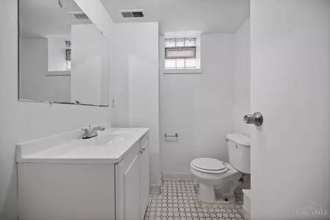Bath - 3280 Jefferson Ave, Cincinnati, OH 45220 photo 3 of 5
