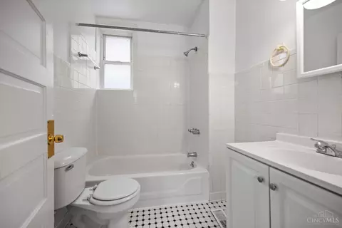 Bath - 3280 Jefferson Ave, Cincinnati, OH 45220 photo 4 of 5