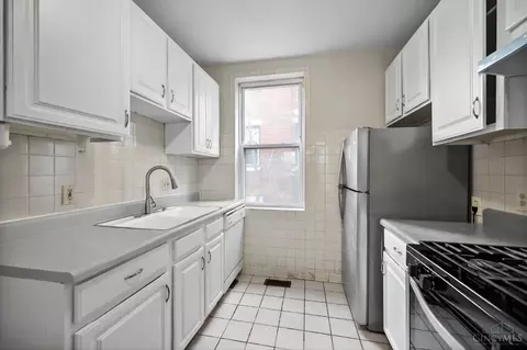 Kitchen - 3280 Jefferson Ave, Cincinnati, OH 45220 photo 4 of 6