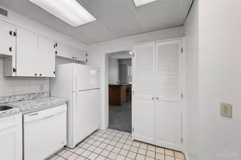 Kitchen - 3280 Jefferson Ave, Cincinnati, OH 45220 photo 2 of 6