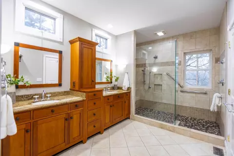 Bath - 9850 Zig Zag Rd, Montgomery, OH 45242 photo 2 of 5