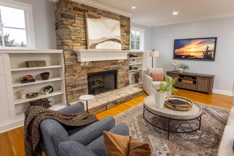 Living - 9850 Zig Zag Rd, Montgomery, OH 45242 photo 3 of 6