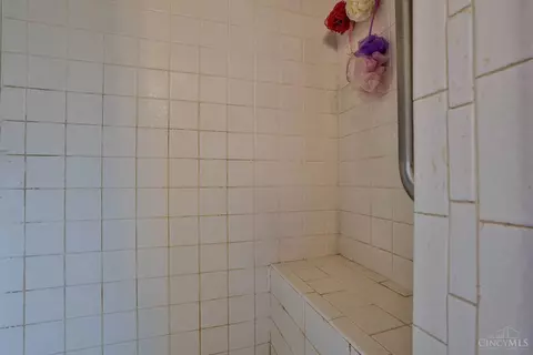 Bath - 5366 Tyndall Ave, Cincinnati, OH 45233 photo 2 of 2