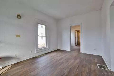 Living - 5366 Tyndall Ave, Cincinnati, OH 45233 photo 2 of 5
