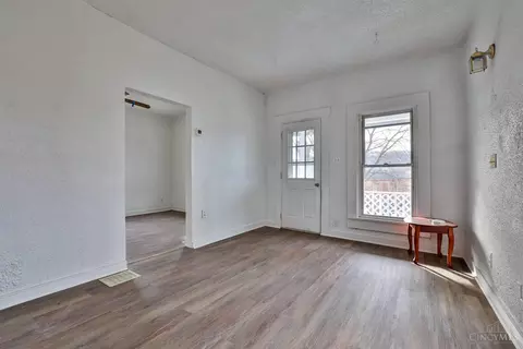 Living - 5366 Tyndall Ave, Cincinnati, OH 45233 photo 3 of 5