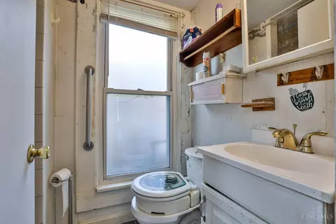 Bath - 5366 Tyndall Ave, Cincinnati, OH 45233 photo 1 of 2