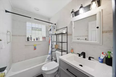 Bath - 8433 Jonfred Ct, Cincinnati, OH 45231 photo 3 of 4
