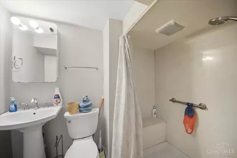 Bath - 8433 Jonfred Ct, Cincinnati, OH 45231 photo 2 of 4