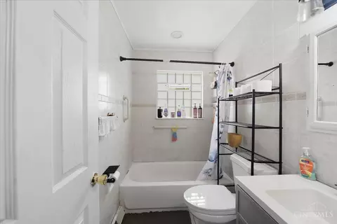 Bath - 8433 Jonfred Ct, Cincinnati, OH 45231 photo 4 of 4