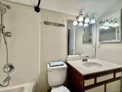 Bath - 2885 Chaise Ln, Maineville, OH 45039 photo 4 of 6