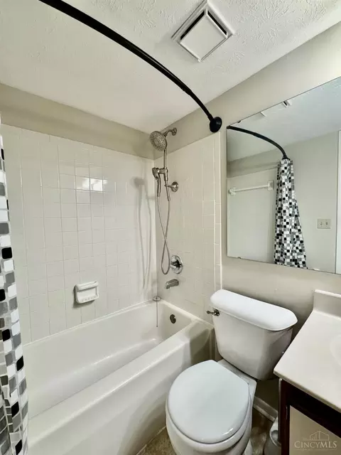 Bath - 2885 Chaise Ln, Maineville, OH 45039 photo 2 of 6