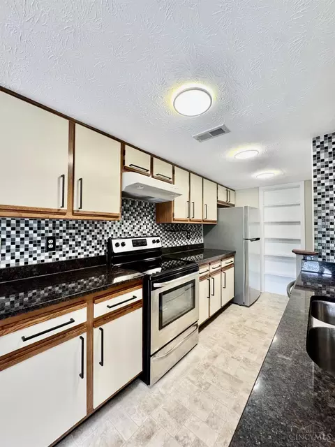 Kitchen - 2885 Chaise Ln, Maineville, OH 45039 photo 3 of 3