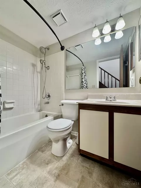 Bath - 2885 Chaise Ln, Maineville, OH 45039 photo 1 of 6
