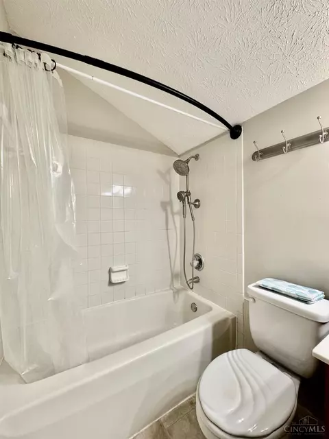 Bath - 2885 Chaise Ln, Maineville, OH 45039 photo 5 of 6