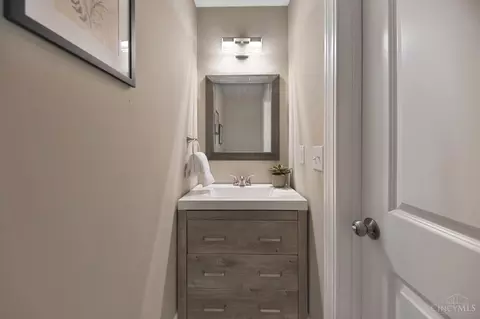 Entry Way - 6022 Bramble Ave, Cincinnati, OH 45227 photo 2 of 8