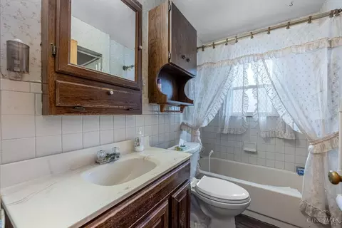 Bath - 651 Second St, Franklin, OH 45005 photo 1 of 1