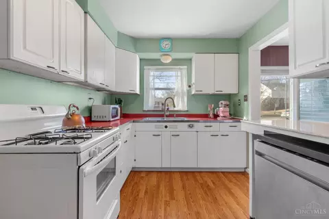 Kitchen - 1630 Dell Ter, Cincinnati, OH 45230 photo 2 of 5